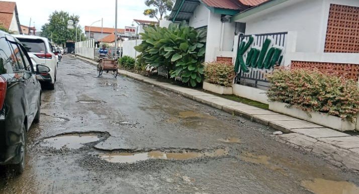 Jalan Rusak di Depan Stasiun Pemalang Dikeluhkan Pengendara, Berbulan-bulan Tak Kunjung Diperbaiki