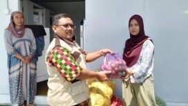 Muhammad Fahmi kasi pelayanan medis RSUD suradadi Tegal menyerahkan bantuan