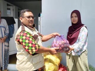Muhammad Fahmi kasi pelayanan medis RSUD suradadi Tegal menyerahkan bantuan