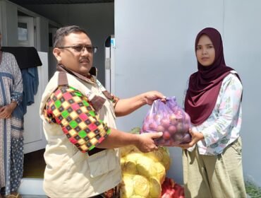 Muhammad Fahmi kasi pelayanan medis RSUD suradadi Tegal menyerahkan bantuan