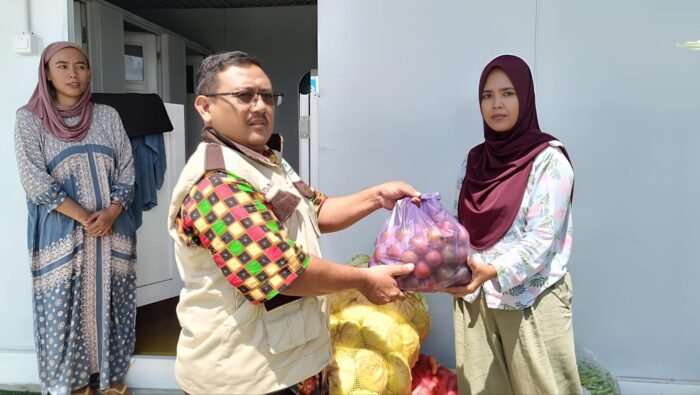 Muhammad Fahmi kasi pelayanan medis RSUD suradadi Tegal menyerahkan bantuan