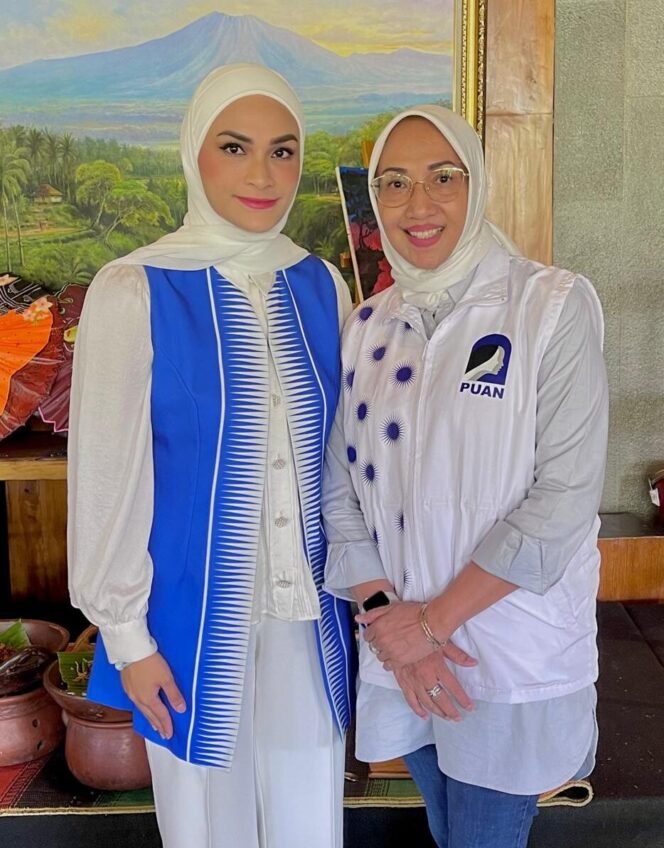 
					Foto Bersama - Ketua DPP PUAN Putri Zulkifli Hasan, S.Mn., M.Bus. bersama Ketua DPW PUAN Jateng, Hj Umi Surotud Diniyah, SE (kanan)