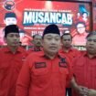 Ketua DPC PDI Perjuangan Kabupaten Pemalang, Indianto di dampingi pegurus partai seusai acara Musancab pada Selasa (26/5/2026) .