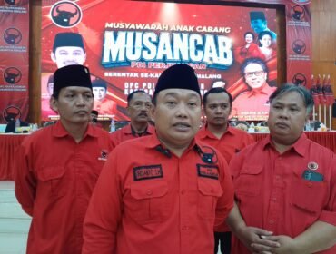 Ketua DPC PDI Perjuangan Kabupaten Pemalang, Indianto di dampingi pegurus partai seusai acara Musancab pada Selasa (26/5/2026) .