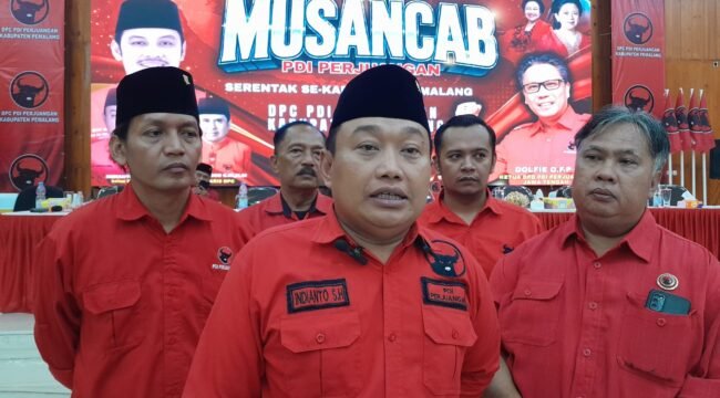 Ketua DPC PDI Perjuangan Kabupaten Pemalang, Indianto di dampingi pegurus partai seusai acara Musancab pada Selasa (26/5/2026) .