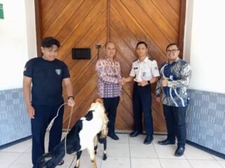 Penyerahan simbolis oleh Dicky Purwanto (RM Briguna) dan Rahman Hakim (SPO) BRI Cabang Pemalang diterima oleh Faisal Miko selaku perwakilan penerima dari Rutan Pemalang.