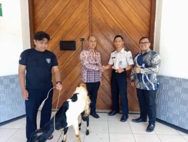 Penyerahan simbolis oleh Dicky Purwanto (RM Briguna) dan Rahman Hakim (SPO) BRI Cabang Pemalang diterima oleh Faisal Miko selaku perwakilan penerima dari Rutan Pemalang.