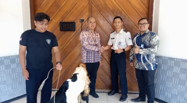 Penyerahan simbolis oleh Dicky Purwanto (RM Briguna) dan Rahman Hakim (SPO) BRI Cabang Pemalang diterima oleh Faisal Miko selaku perwakilan penerima dari Rutan Pemalang.