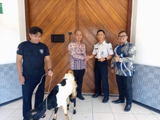 
					Penyerahan simbolis oleh Dicky Purwanto (RM Briguna) dan Rahman Hakim (SPO) BRI Cabang Pemalang diterima oleh Faisal Miko selaku perwakilan penerima dari Rutan Pemalang.