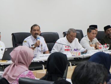 Bupati Anom saat menghadiri Sosialisasi Tata Kelola Pokok-Pokok Pikiran DPRD Kabupaten Pemalang yang berlangsung di Ruang Rapat Badan Anggaran DPRD Kabupaten Pemalang, pada Rabu (24/6/2026).