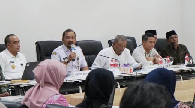 Bupati Anom saat menghadiri Sosialisasi Tata Kelola Pokok-Pokok Pikiran DPRD Kabupaten Pemalang yang berlangsung di Ruang Rapat Badan Anggaran DPRD Kabupaten Pemalang, pada Rabu (24/6/2026).
