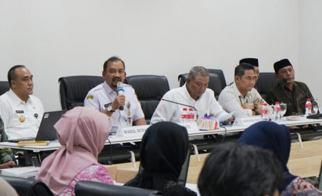 
					Bupati Anom saat menghadiri Sosialisasi Tata Kelola Pokok-Pokok Pikiran DPRD Kabupaten Pemalang yang berlangsung di Ruang Rapat Badan Anggaran DPRD Kabupaten Pemalang, pada Rabu (24/6/2026).