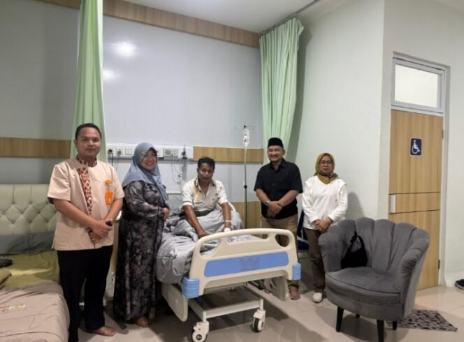 
					Penuh Kehangatan, Bupati Anom Widiyantoro Jenguk Mantan Bupati Junaedi yang Dirawat di RSI Al-Ikhlas Pemalang