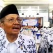 Ketua PGRI Jawa Tengah, Dr. H. Muhdi, S.H., M.Hum. (Tengah)