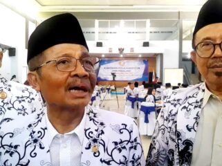 Ketua PGRI Jawa Tengah, Dr. H. Muhdi, S.H., M.Hum. (Tengah)