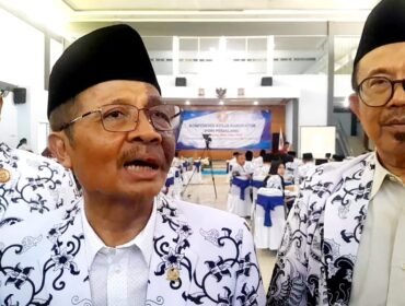Ketua PGRI Jawa Tengah, Dr. H. Muhdi, S.H., M.Hum. (Tengah)
