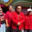 Ketua DPC PDI Perjuangan Kabupaten Pemalang, Indianto, SH dan jajaran pengurus ikut memantau jalannya pengobatan gratis dan Dapur Marhaen di Belik