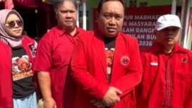 Ketua DPC PDI Perjuangan Kabupaten Pemalang, Indianto, SH dan jajaran pengurus ikut memantau jalannya pengobatan gratis dan Dapur Marhaen di Belik