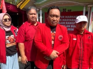 Ketua DPC PDI Perjuangan Kabupaten Pemalang, Indianto, SH dan jajaran pengurus ikut memantau jalannya pengobatan gratis dan Dapur Marhaen di Belik