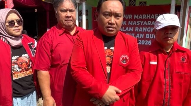 Ketua DPC PDI Perjuangan Kabupaten Pemalang, Indianto, SH dan jajaran pengurus ikut memantau jalannya pengobatan gratis dan Dapur Marhaen di Belik