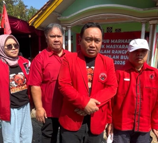 
					Ketua DPC PDI Perjuangan Kabupaten Pemalang, Indianto, SH dan jajaran pengurus ikut memantau jalannya pengobatan gratis dan Dapur Marhaen di Belik