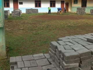 BRI Peduli Salurkan CSR Pavingisasi Halaman MDT Riyadlatul Uqul Pakembaran, Dukung Kenyamanan Santri