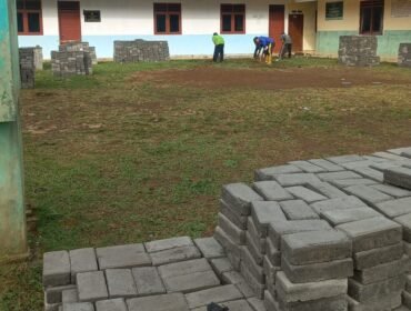 BRI Peduli Salurkan CSR Pavingisasi Halaman MDT Riyadlatul Uqul Pakembaran, Dukung Kenyamanan Santri