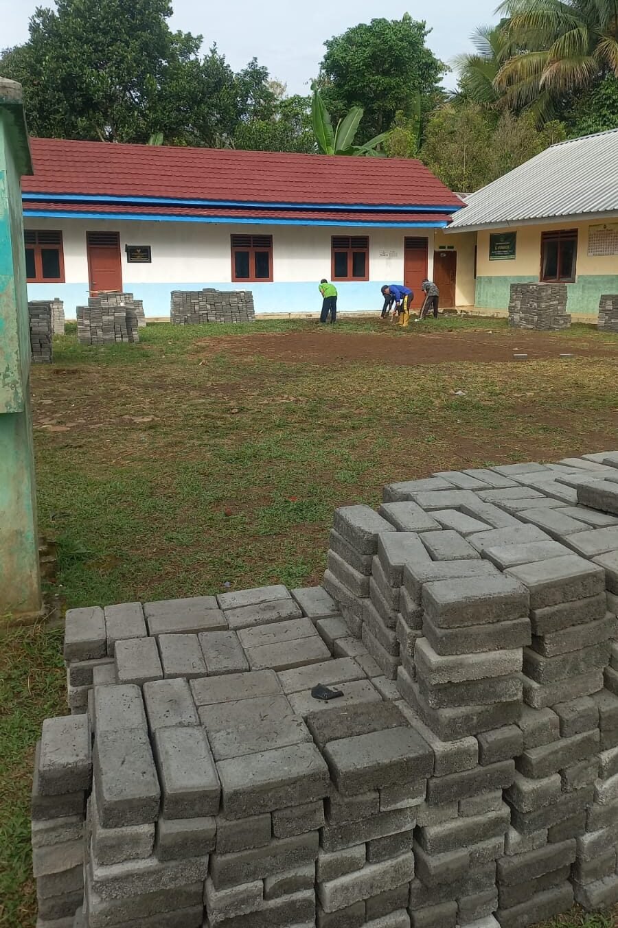BRI Peduli Salurkan CSR Pavingisasi Halaman MDT Riyadlatul Uqul Pakembaran, Dukung Kenyamanan Santri