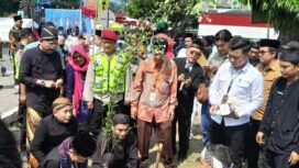 Menteri Agama Republik Indonesia, Prof. Nasaruddin Umar melakukan penanaman pohon di sebelah selatan Alun-alun Pemalang dalam rangkaian kunjungan kerjanya di Kabupaten Pemalang.