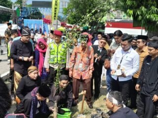 Menteri Agama Republik Indonesia, Prof. Nasaruddin Umar melakukan penanaman pohon di sebelah selatan Alun-alun Pemalang dalam rangkaian kunjungan kerjanya di Kabupaten Pemalang.