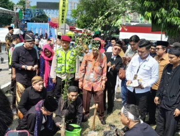 Menteri Agama Republik Indonesia, Prof. Nasaruddin Umar melakukan penanaman pohon di sebelah selatan Alun-alun Pemalang dalam rangkaian kunjungan kerjanya di Kabupaten Pemalang.