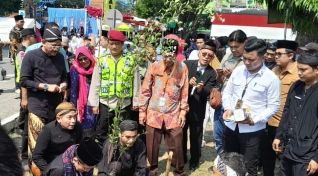 Menteri Agama Republik Indonesia, Prof. Nasaruddin Umar melakukan penanaman pohon di sebelah selatan Alun-alun Pemalang dalam rangkaian kunjungan kerjanya di Kabupaten Pemalang.