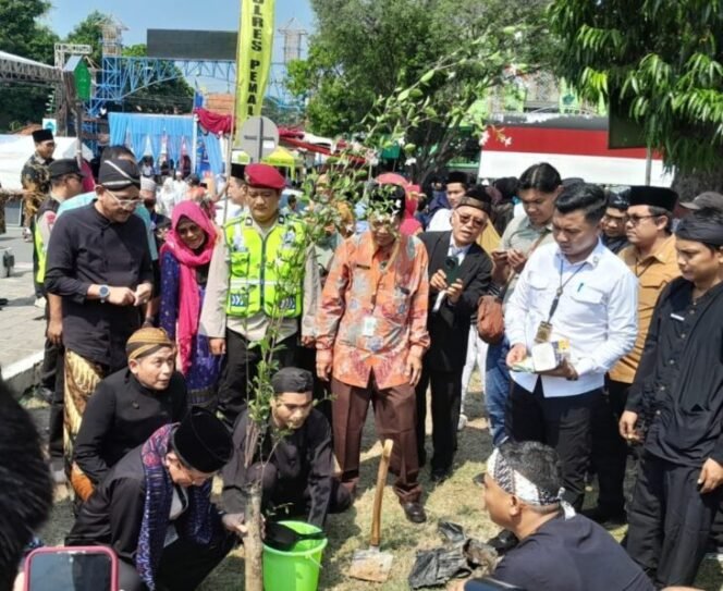 
					Menteri Agama Republik Indonesia, Prof. Nasaruddin Umar melakukan penanaman pohon di sebelah selatan Alun-alun Pemalang dalam rangkaian kunjungan kerjanya di Kabupaten Pemalang.