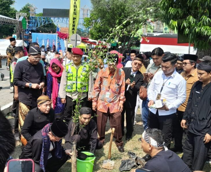 Menteri Agama Republik Indonesia, Prof. Nasaruddin Umar melakukan penanaman pohon di sebelah selatan Alun-alun Pemalang dalam rangkaian kunjungan kerjanya di Kabupaten Pemalang.