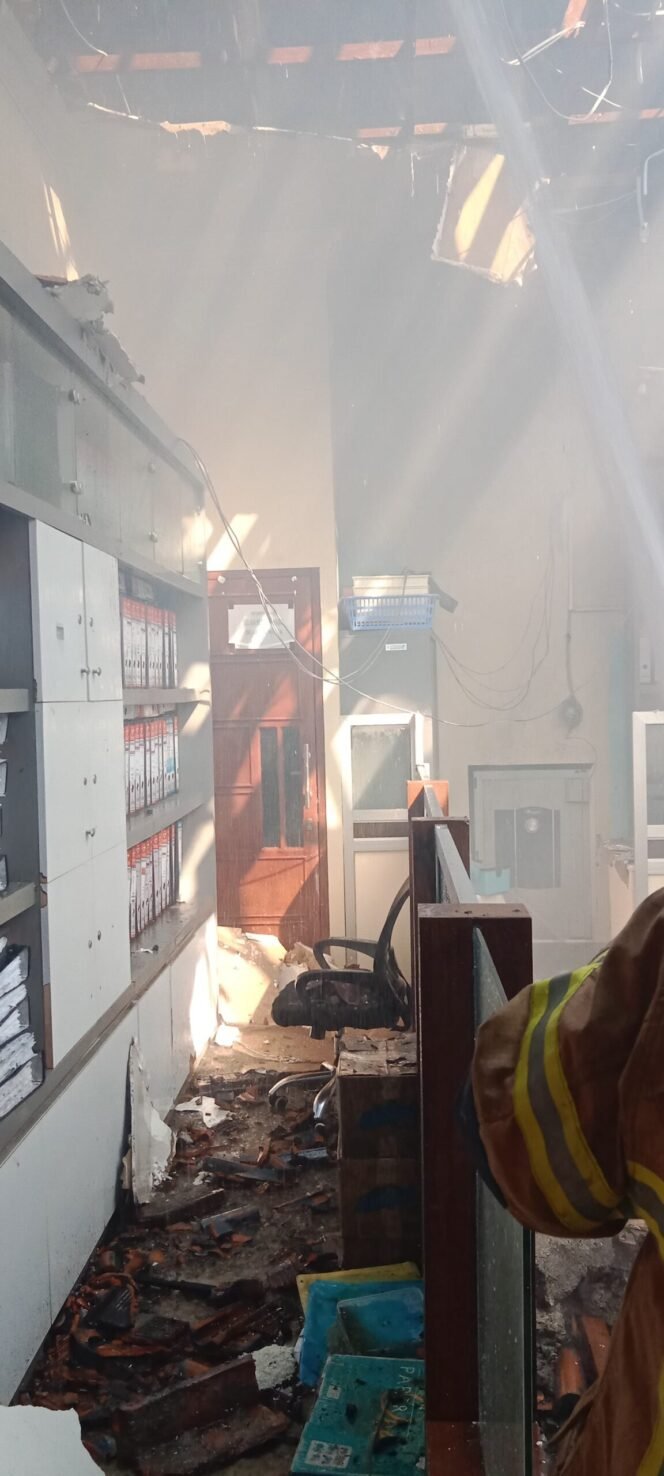 
					Ruang Pelayanan Perumda Air Minum Tirta Mulia Pemalang Terbakar, Diduga Akibat Korsleting Listrik