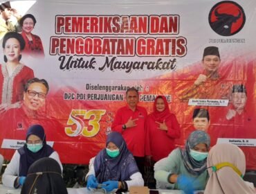 Foto Bersama - H. Agus Sukoco, SIP, M.Si., anggota Fraksi PDI Perjuangan DPRD Kabupaten Pemalang Dapil 1 beserta Ibu saat acara pengobatan gratis dan Dapur Marhaen (pembagian makanan gratis) bagi masyarakat Widuri dan sekitarnya.