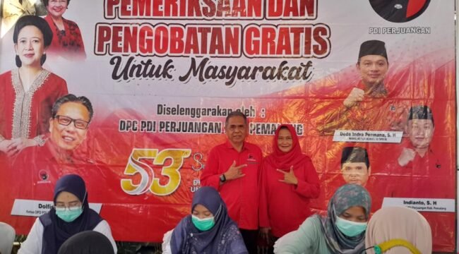 Foto Bersama - H. Agus Sukoco, SIP, M.Si., anggota Fraksi PDI Perjuangan DPRD Kabupaten Pemalang Dapil 1 beserta Ibu saat acara pengobatan gratis dan Dapur Marhaen (pembagian makanan gratis) bagi masyarakat Widuri dan sekitarnya.