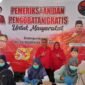 Foto Bersama - H. Agus Sukoco, SIP, M.Si., anggota Fraksi PDI Perjuangan DPRD Kabupaten Pemalang Dapil 1 beserta Ibu saat acara pengobatan gratis dan Dapur Marhaen (pembagian makanan gratis) bagi masyarakat Widuri dan sekitarnya.