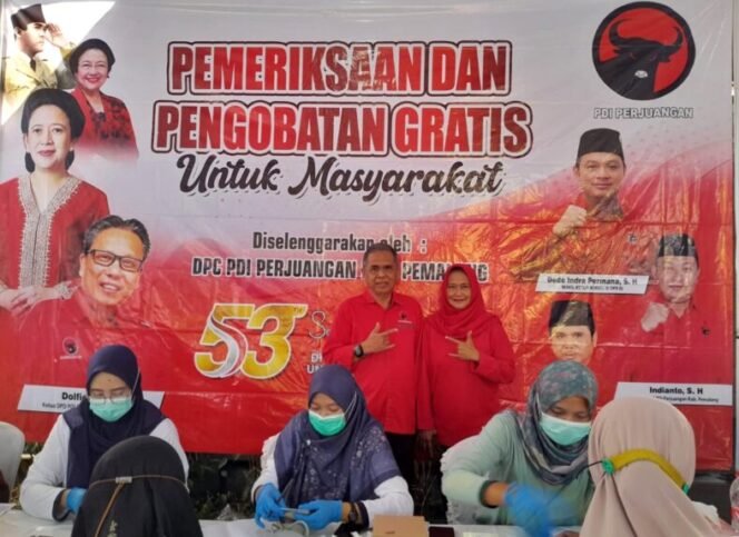 
					Foto Bersama - H. Agus Sukoco, SIP, M.Si., anggota Fraksi PDI Perjuangan DPRD Kabupaten Pemalang Dapil 1 beserta Ibu saat acara pengobatan gratis dan Dapur Marhaen (pembagian makanan gratis) bagi masyarakat Widuri dan sekitarnya.