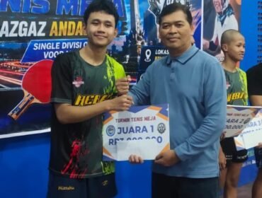 Ketua PTM Andalan 88 Semarang, Brigjen Pol (Purn) Drs. Lukas Arry Dwi Utomo saat memberikan hadiah ke peserta