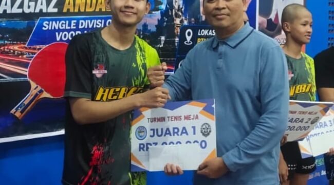 Ketua PTM Andalan 88 Semarang, Brigjen Pol (Purn) Drs. Lukas Arry Dwi Utomo saat memberikan hadiah ke peserta