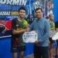 Ketua PTM Andalan 88 Semarang, Brigjen Pol (Purn) Drs. Lukas Arry Dwi Utomo saat memberikan hadiah ke peserta