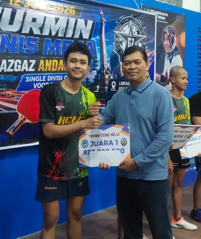 Ketua PTM Andalan 88 Semarang, Brigjen Pol (Purn) Drs. Lukas Arry Dwi Utomo saat memberikan hadiah ke peserta