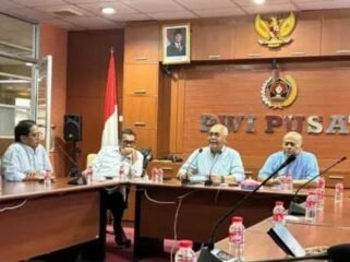 Ketua Umum PWI Pusat Akhmad Munir didampingi Ketua Dewan Kehormatan PWI Pusat Atal S. Depari, Wakil Ketua DK PWI Pusat Herbert Timbo P. Siahaan, dan Sekjen PWI Pusat Marthen Selamet Susanto.