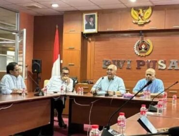 Ketua Umum PWI Pusat Akhmad Munir didampingi Ketua Dewan Kehormatan PWI Pusat Atal S. Depari, Wakil Ketua DK PWI Pusat Herbert Timbo P. Siahaan, dan Sekjen PWI Pusat Marthen Selamet Susanto.