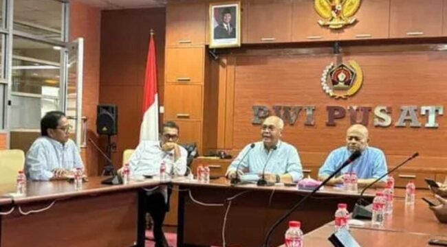 Ketua Umum PWI Pusat Akhmad Munir didampingi Ketua Dewan Kehormatan PWI Pusat Atal S. Depari, Wakil Ketua DK PWI Pusat Herbert Timbo P. Siahaan, dan Sekjen PWI Pusat Marthen Selamet Susanto.