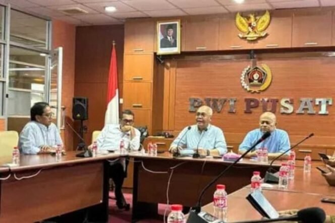 
					Ketua Umum PWI Pusat Akhmad Munir didampingi Ketua Dewan Kehormatan PWI Pusat Atal S. Depari, Wakil Ketua DK PWI Pusat Herbert Timbo P. Siahaan, dan Sekjen PWI Pusat Marthen Selamet Susanto.