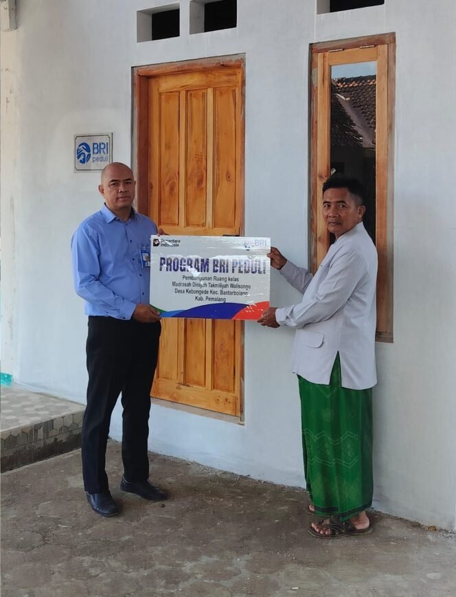 
					Penyerahan secara simbolis bantuan program tersebut dilakukan oleh Rahman Hakim selaku Supervisor Penunjang Operasional (SPO) BRI Cabang Pemalang kepada Kepala MDA Walisongo Desa Kebongede, Mustofa pada Senin (29/6/2026).