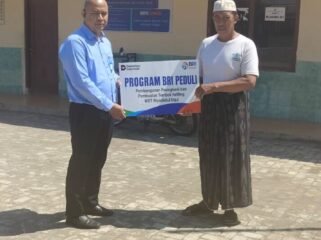 Penyerahan bantuan dilakukan secara simbolis oleh Rahman Hakim selaku Supervisor Penunjang Operasional (SPO) BRI Branch Office Pemalang kepada Kepala MDA Rodliyatul Uqul, Sokhekhudin, pada Senin (29/6/2026).