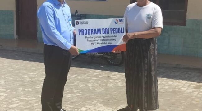 Penyerahan bantuan dilakukan secara simbolis oleh Rahman Hakim selaku Supervisor Penunjang Operasional (SPO) BRI Branch Office Pemalang kepada Kepala MDA Rodliyatul Uqul, Sokhekhudin, pada Senin (29/6/2026).
